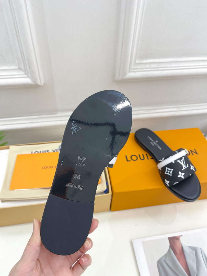 LV 1ABV0K Louis Vuitton Lock It Flat Mule L66282