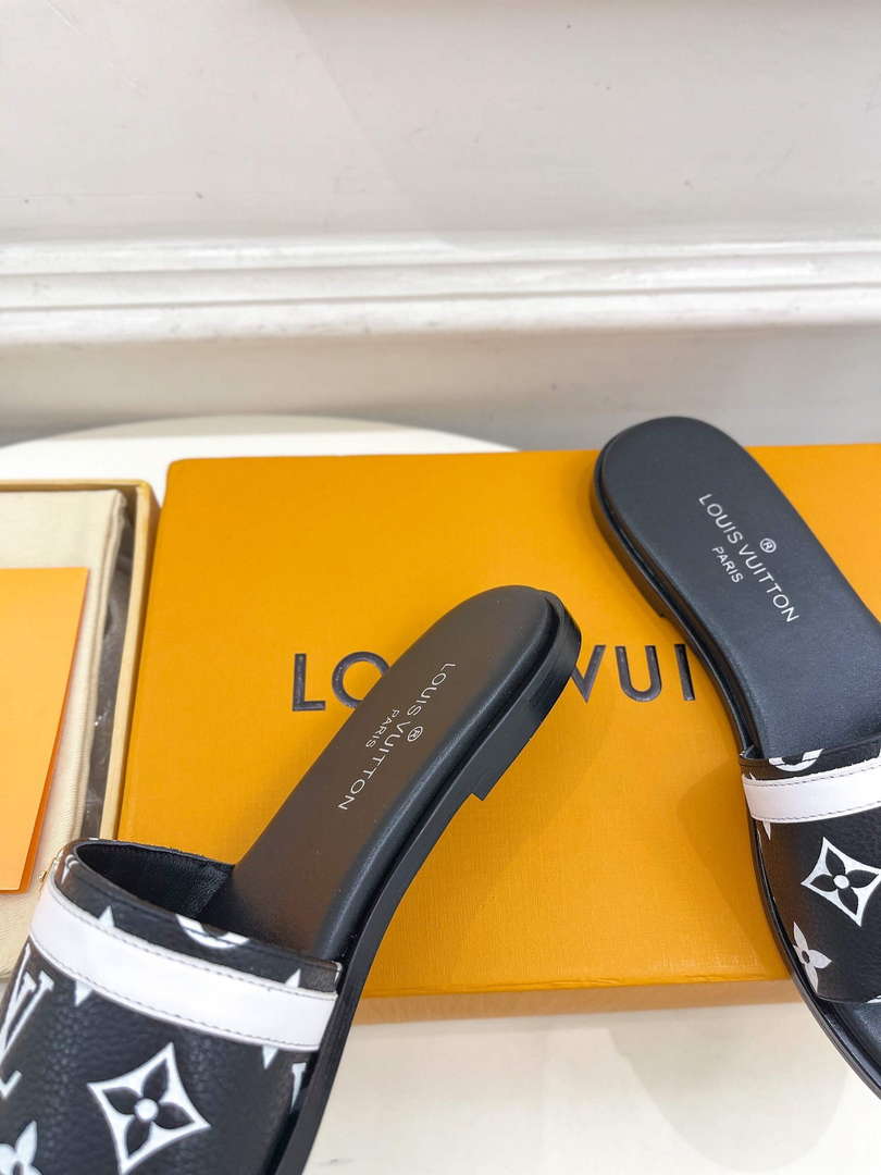 LV 1ABV0K Louis Vuitton Lock It Flat Mule L66282