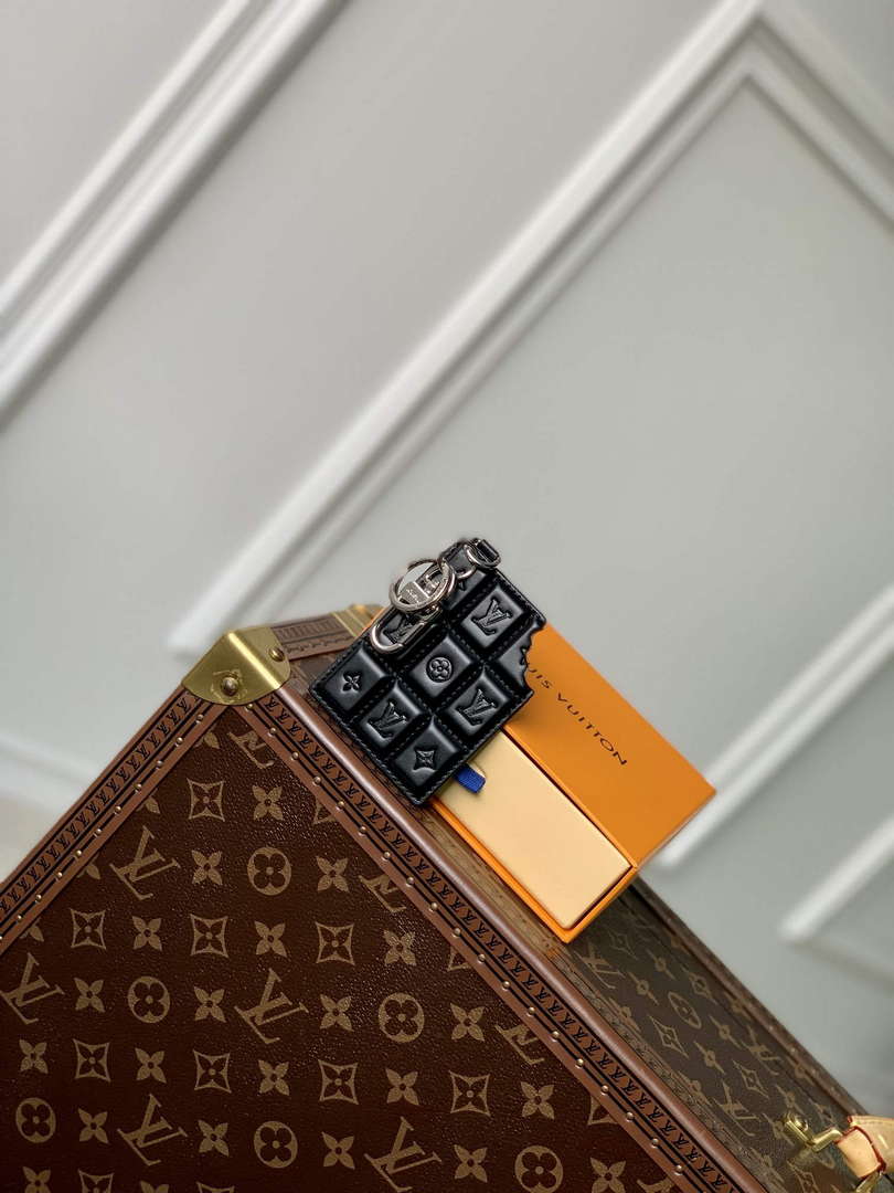 LV M01478 Louis Vuitton LV Chocolate Bar Figurine Key Holder and Bag Charm Black grid