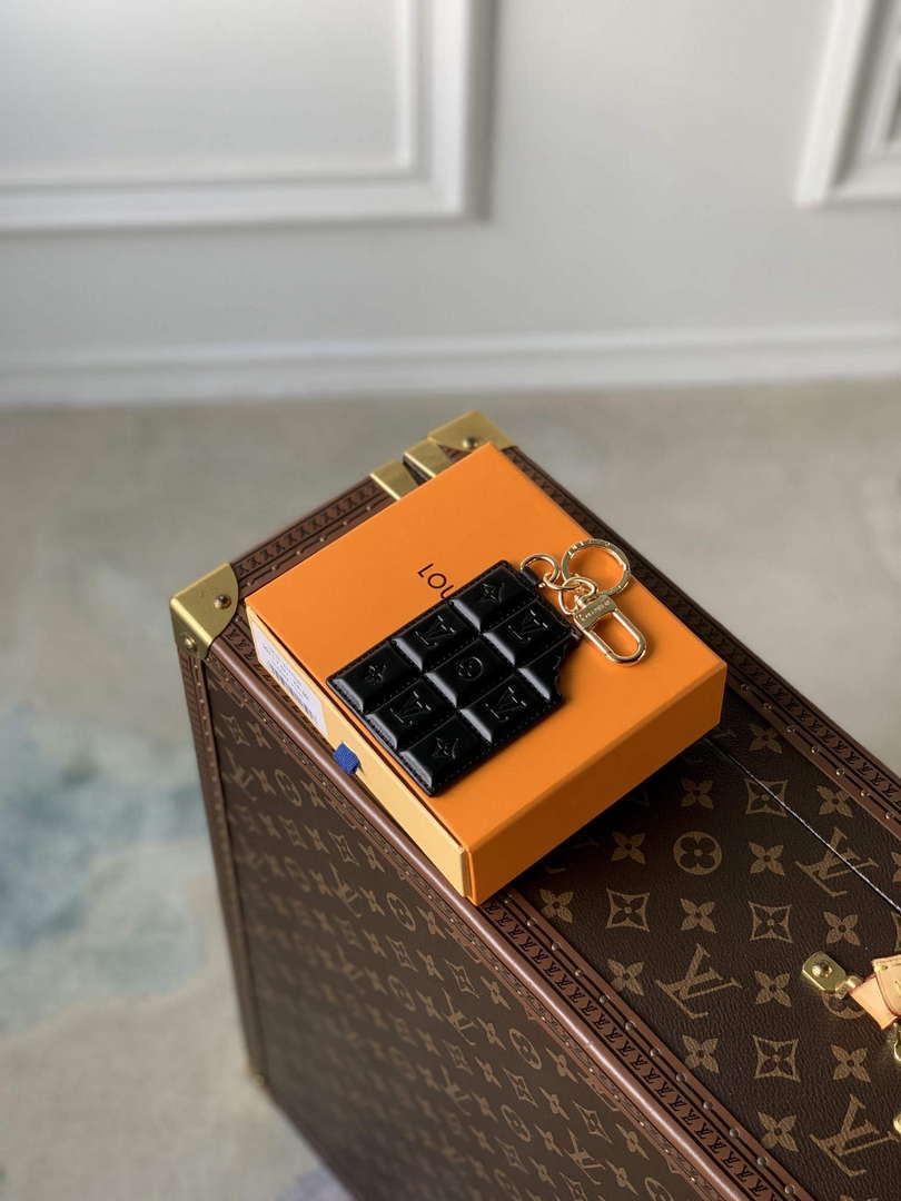 LV M01478 Louis Vuitton LV Chocolate Bar Figurine Key Holder and Bag Charm Black Leather