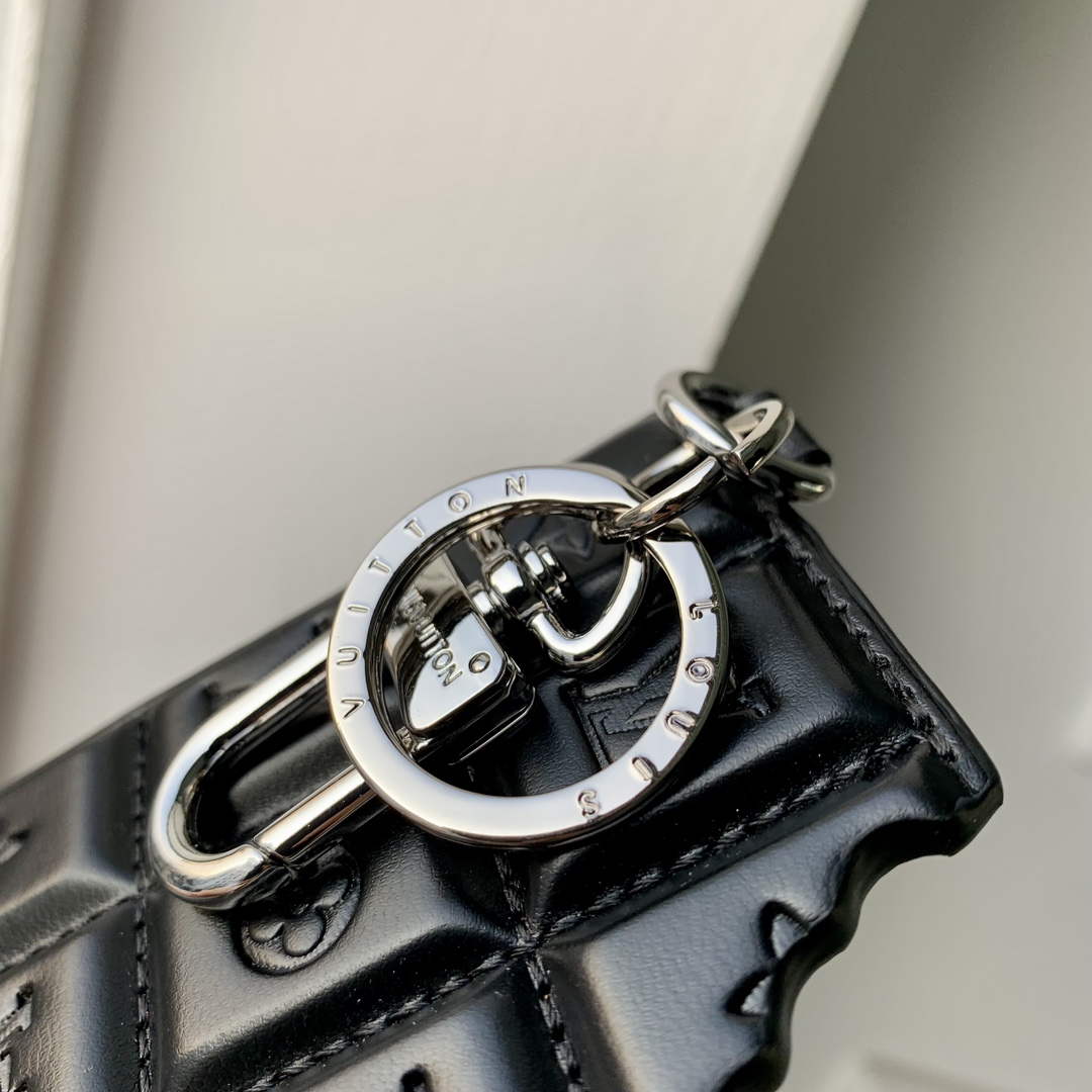 LV M01478 Louis Vuitton LV Chocolate Bar Figurine Key Holder and Bag Charm Black