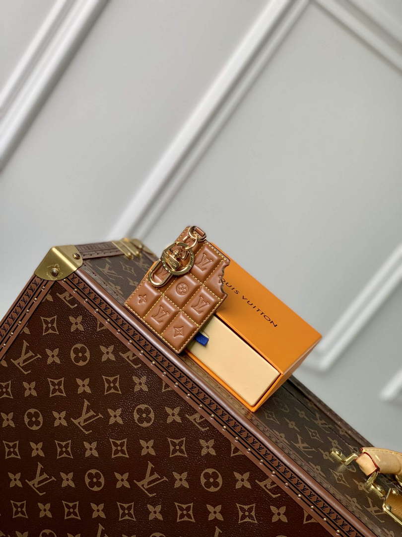 LV M01478 Louis Vuitton LV Chocolate Bar Figurine Key Holder and Bag Charm Brown grid