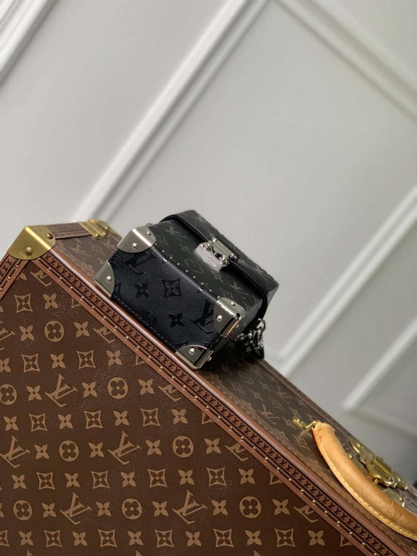 LV M11269 Louis Vuitton Camera Box Handbag Black - Default Title - View 4