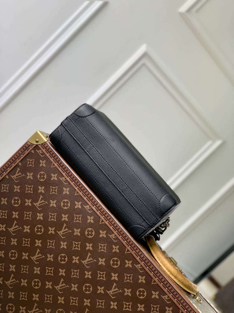 LV M11615 Louis Vuitton Soul Trunk East West Bag Black