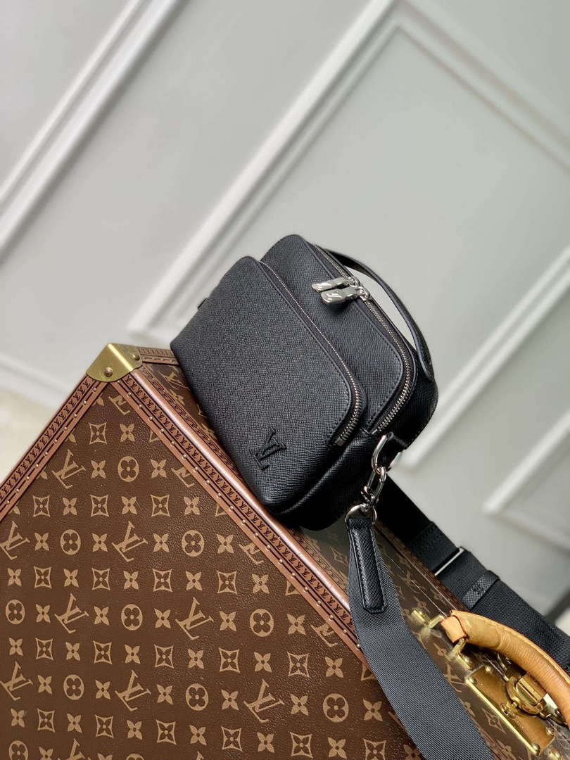 LV M11657 Louis Vuitton Avenue Messenger Bag Black