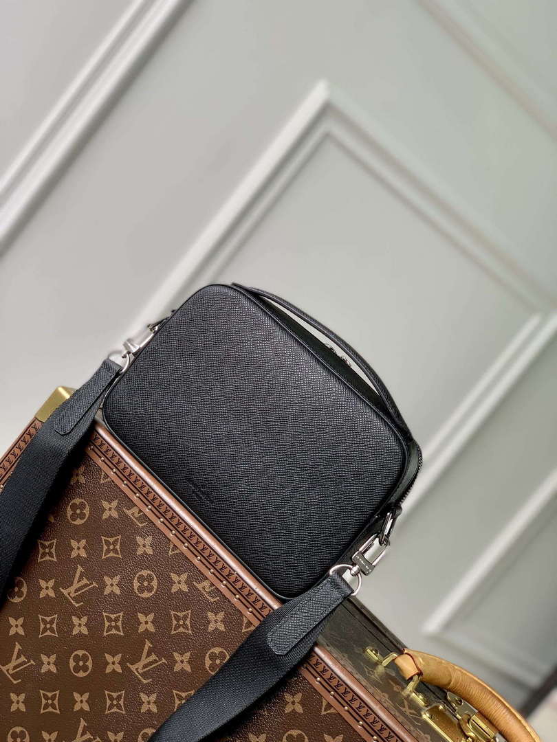 LV M11657 Louis Vuitton Avenue Messenger Bag Black