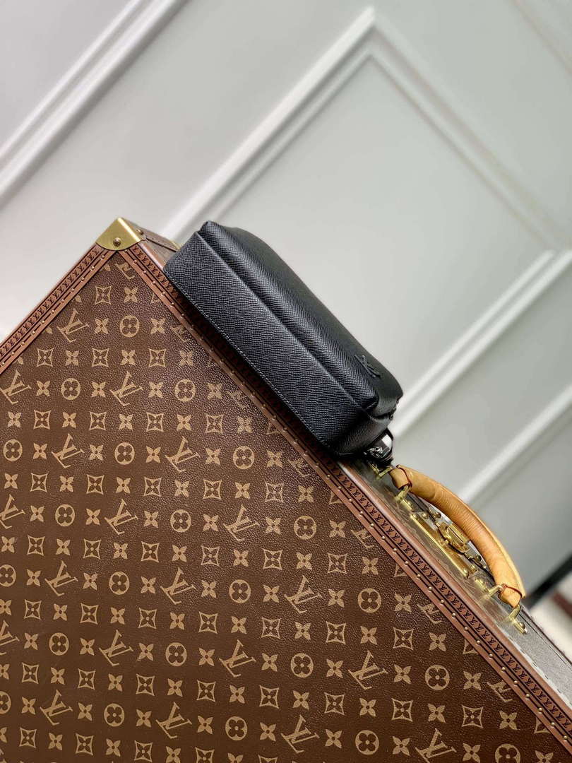 LV M11657 Louis Vuitton Avenue Messenger Bag Black