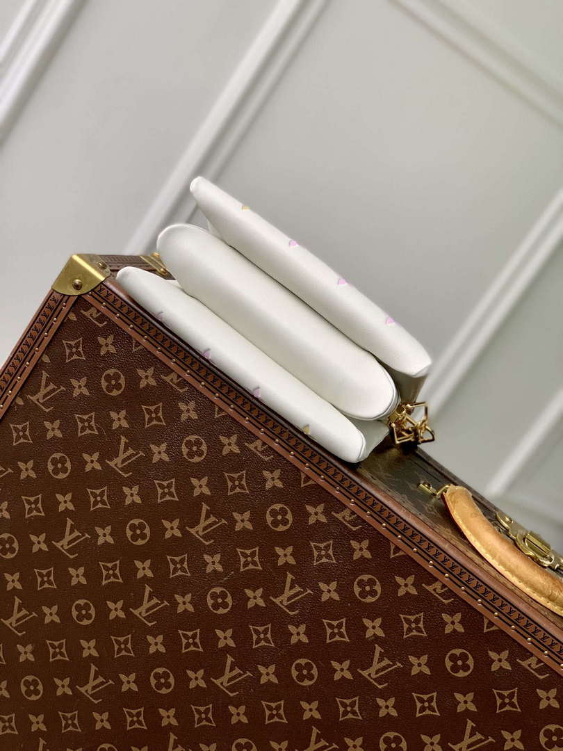LV M11727 Louis Vuitton Coussin BB Handbag White