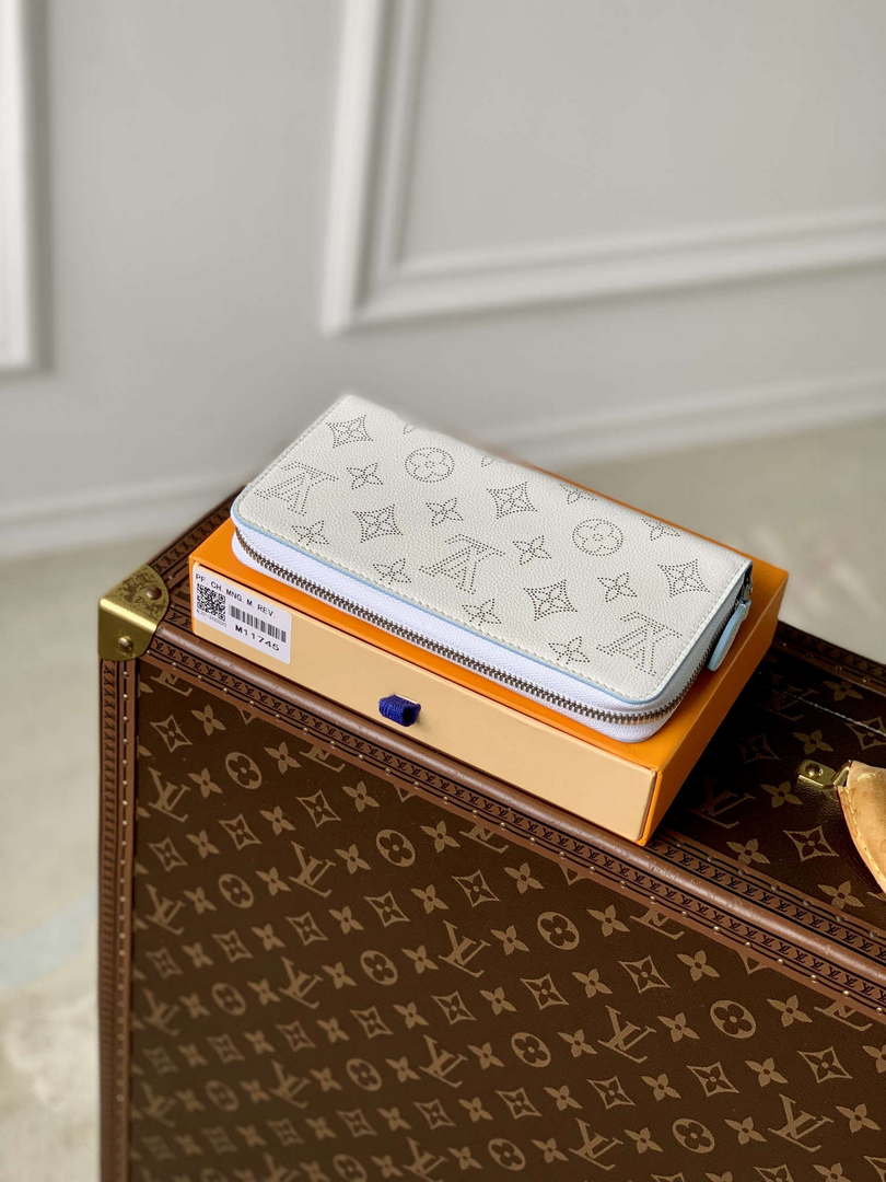 LV M11745 Louis Vuitton Zippy Wallet White Blue