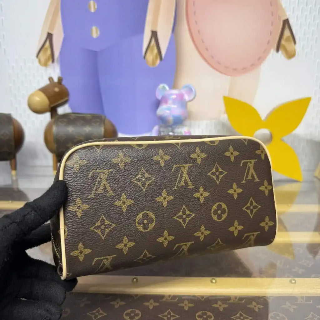 LV M11750 Louis Vuitton Toiletry Bag Monogram