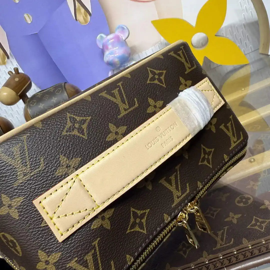 LV M11750 Louis Vuitton Toiletry Bag Monogram