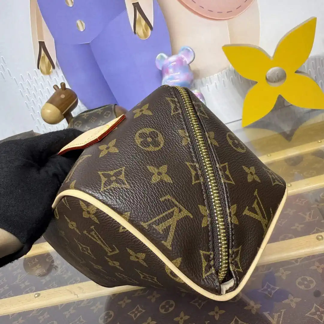 LV M11750 Louis Vuitton Toiletry Bag Monogram