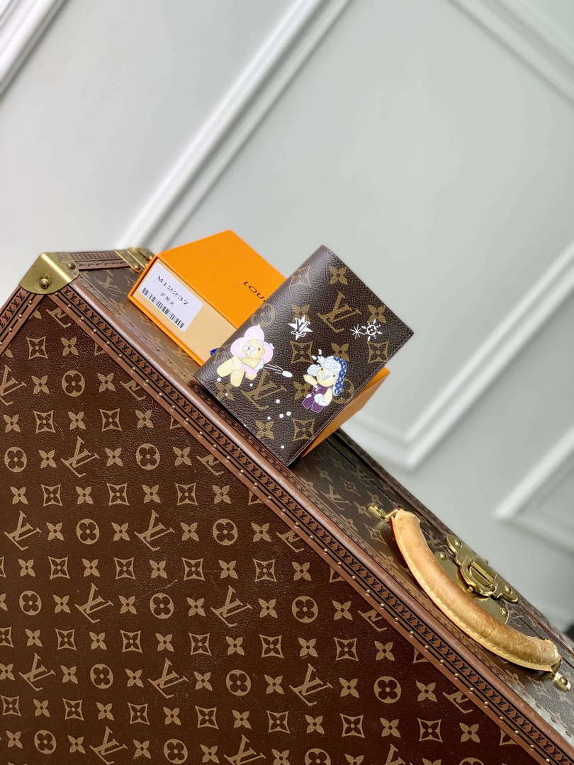 LV M12237 Louis Vuitton Passport Cover Azur Frost