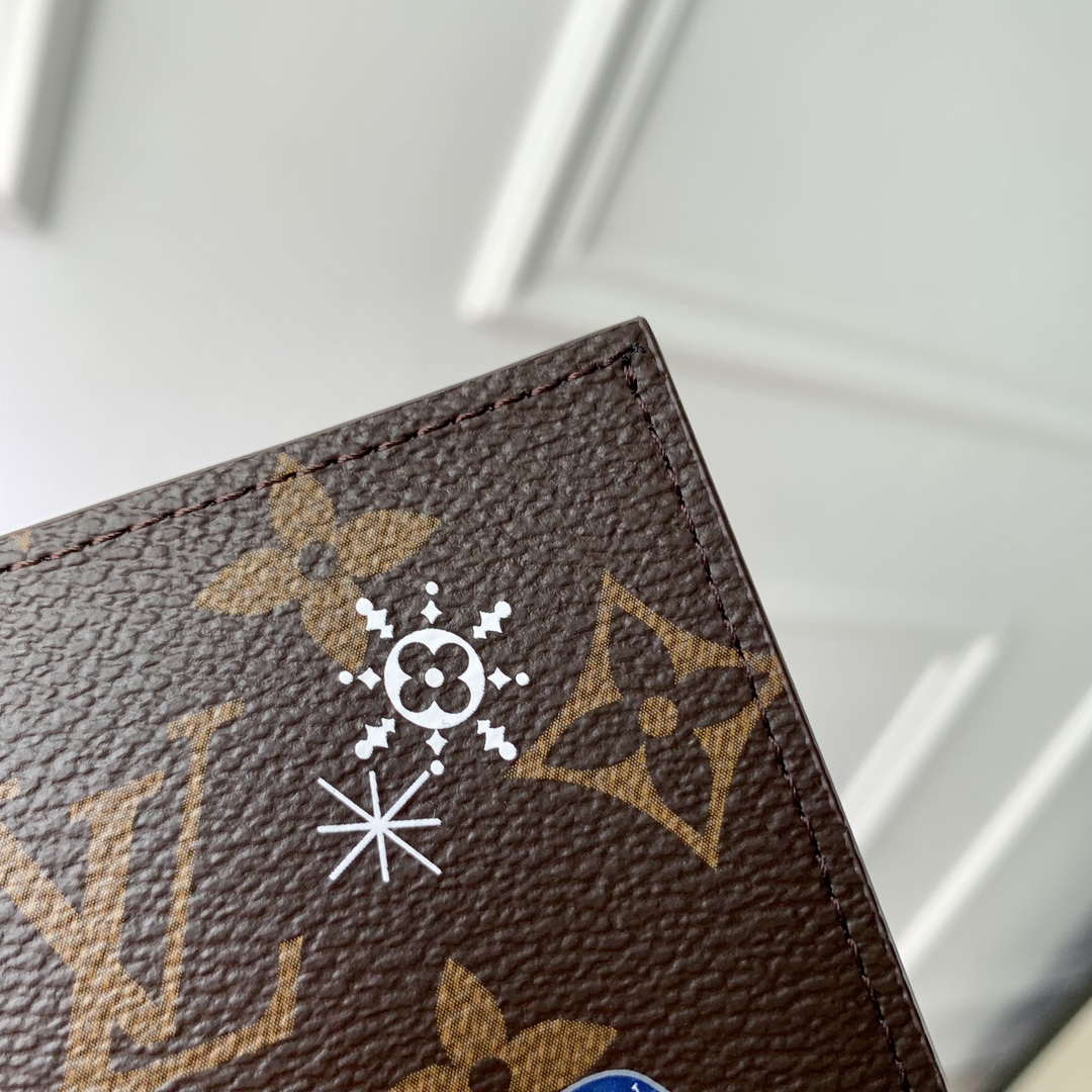 LV M12237 Louis Vuitton Passport Cover Azur Frost