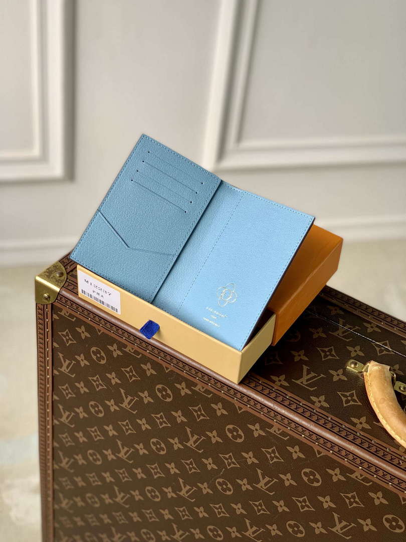 LV M12237 Louis Vuitton Passport Cover Azur Frost