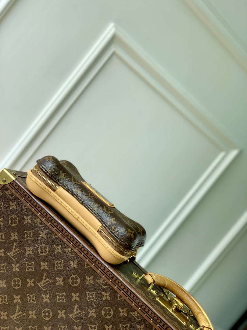 LV M12615 Louis Vuitton Bone Wearable Wallet Monogram