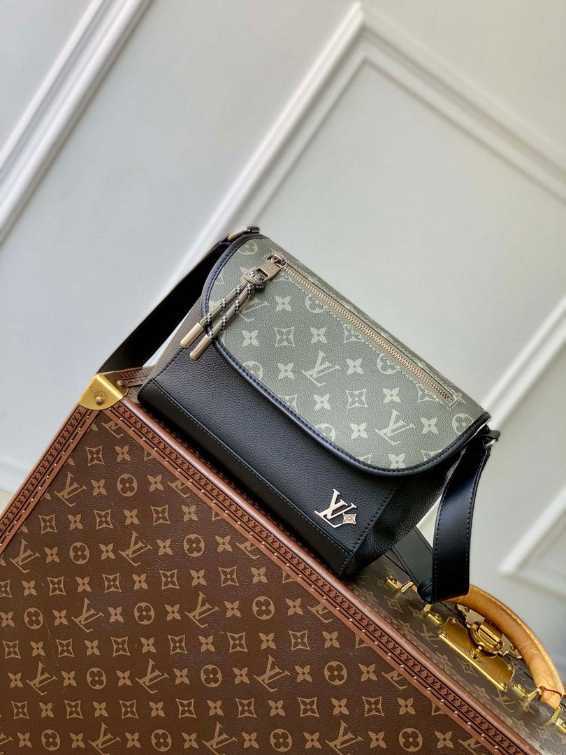 LV M12625 Louis Vuitton Pulse Messenger Bag Khaki/Black