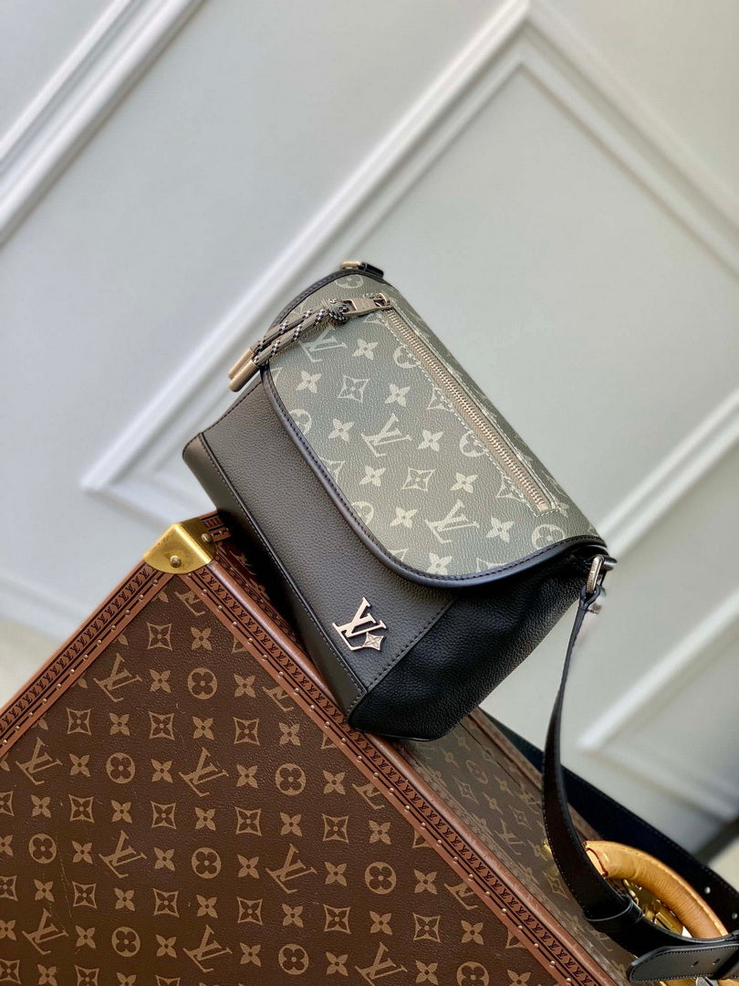 LV M12625 Louis Vuitton Pulse Messenger Bag Khaki/Black
