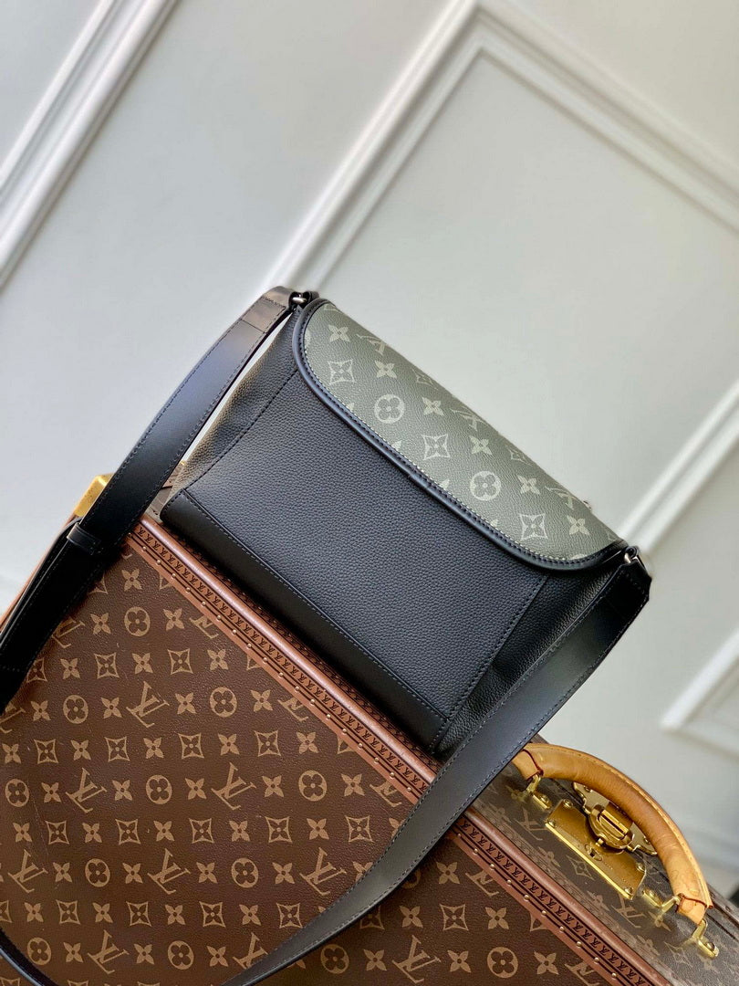 LV M12625 Louis Vuitton Pulse Messenger Bag Khaki/Black