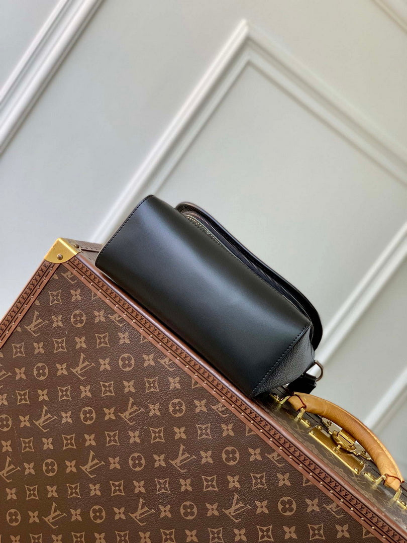 LV M12625 Louis Vuitton Pulse Messenger Bag Khaki/Black