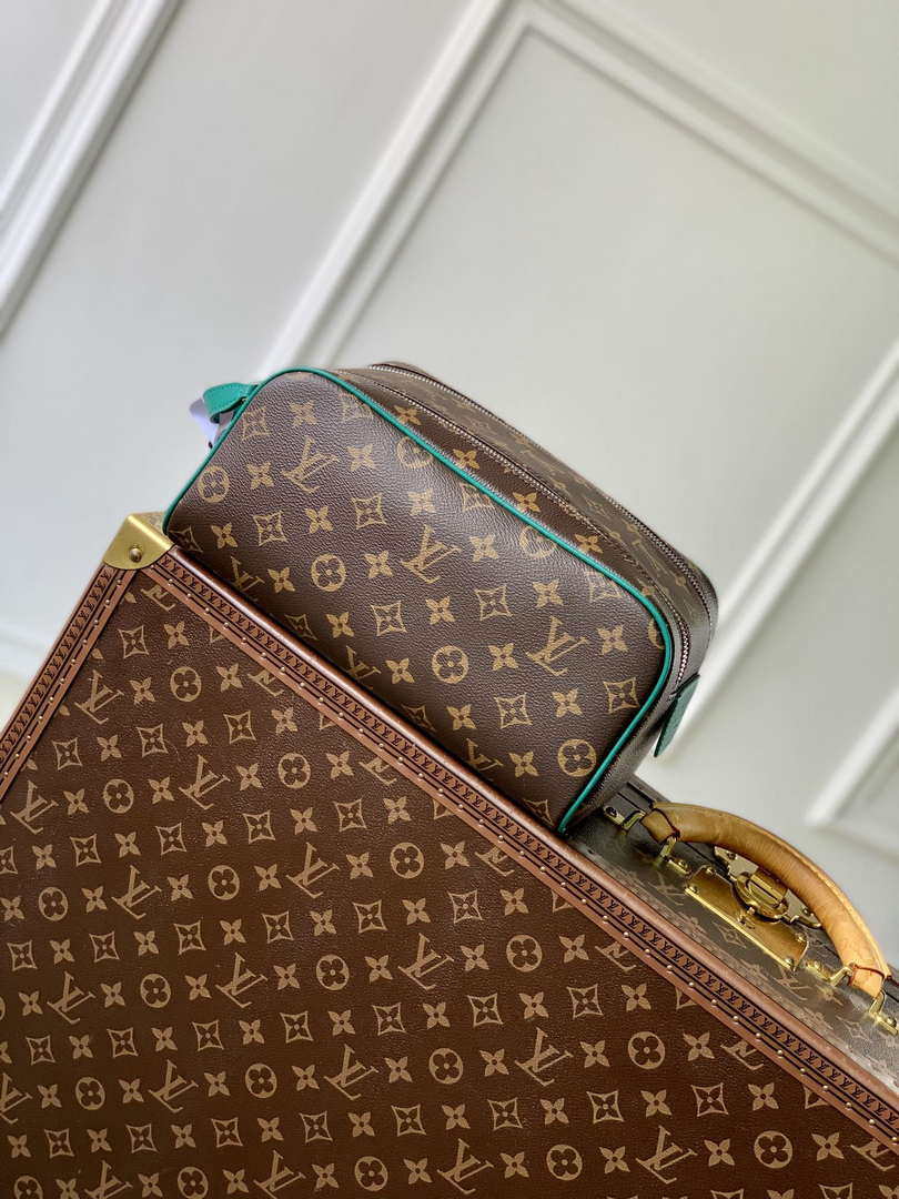 LV M12641 Louis Vuitton Locker Dopp Kit Taurillon Monogram Green - Default Title - View 1