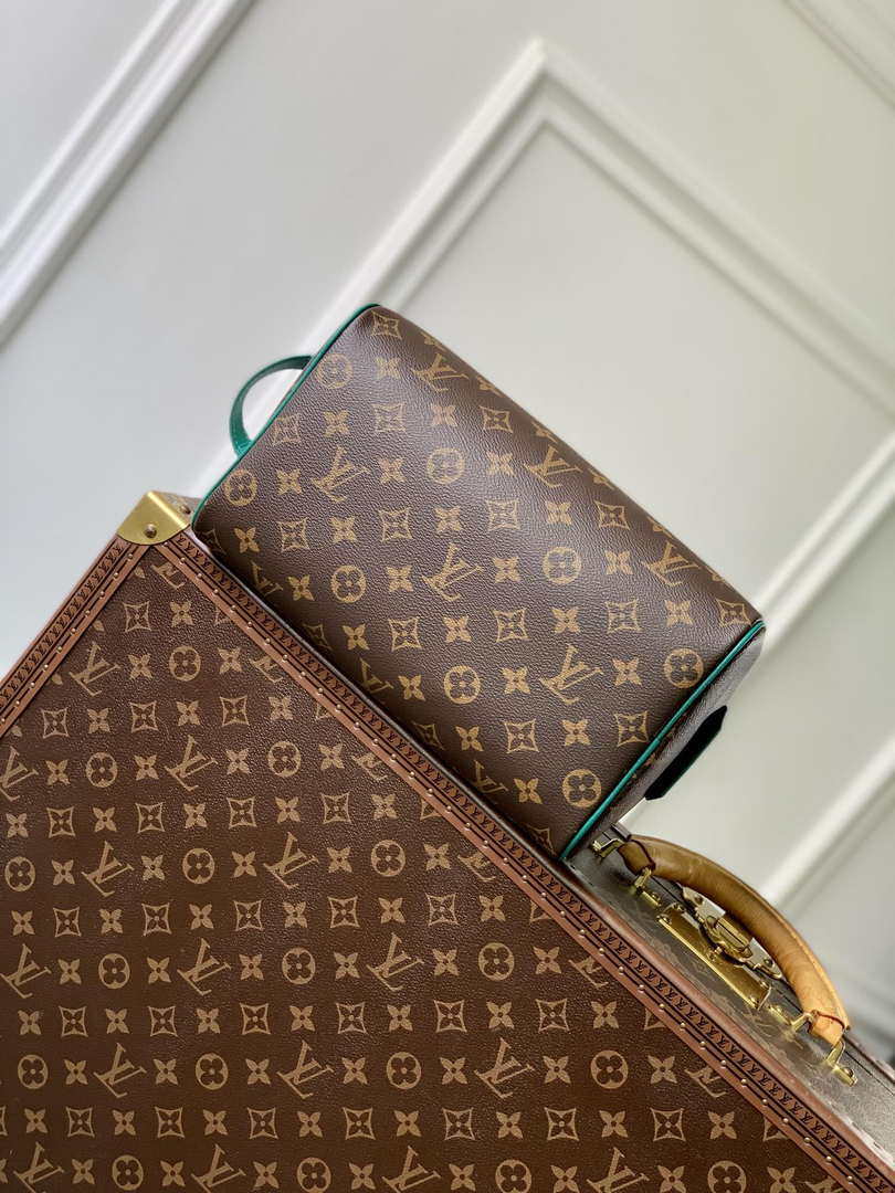 LV M12641 Louis Vuitton Locker Dopp Kit Taurillon Monogram Green - Default Title - View 4