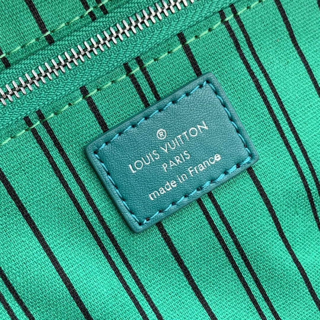 LV M12641 Louis Vuitton Locker Dopp Kit Taurillon Monogram Green