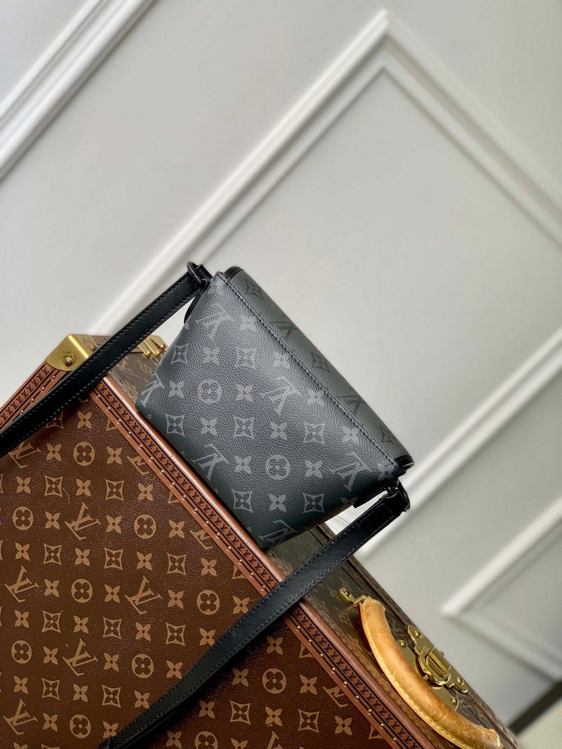 LV M12806 Louis Vuitton Pulse Wearable Wallet