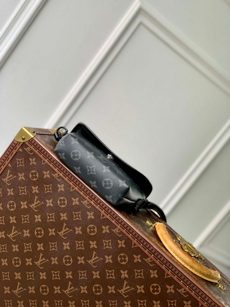 LV M12806 Louis Vuitton Pulse Wearable Wallet