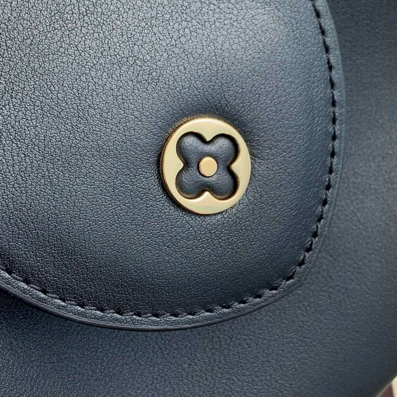 LV M12924 Louis Vuitton Capucines MM Souple Bag Black
