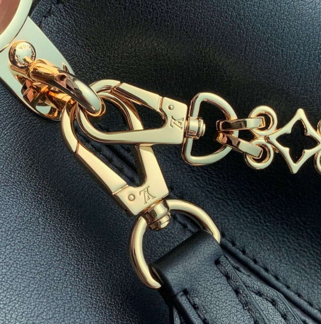 LV M12924 Louis Vuitton Capucines MM Souple Bag Black