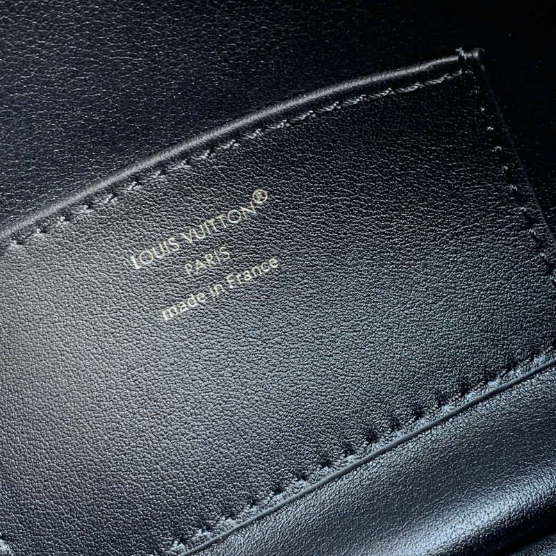 LV M12924 Louis Vuitton Capucines MM Souple Bag Black