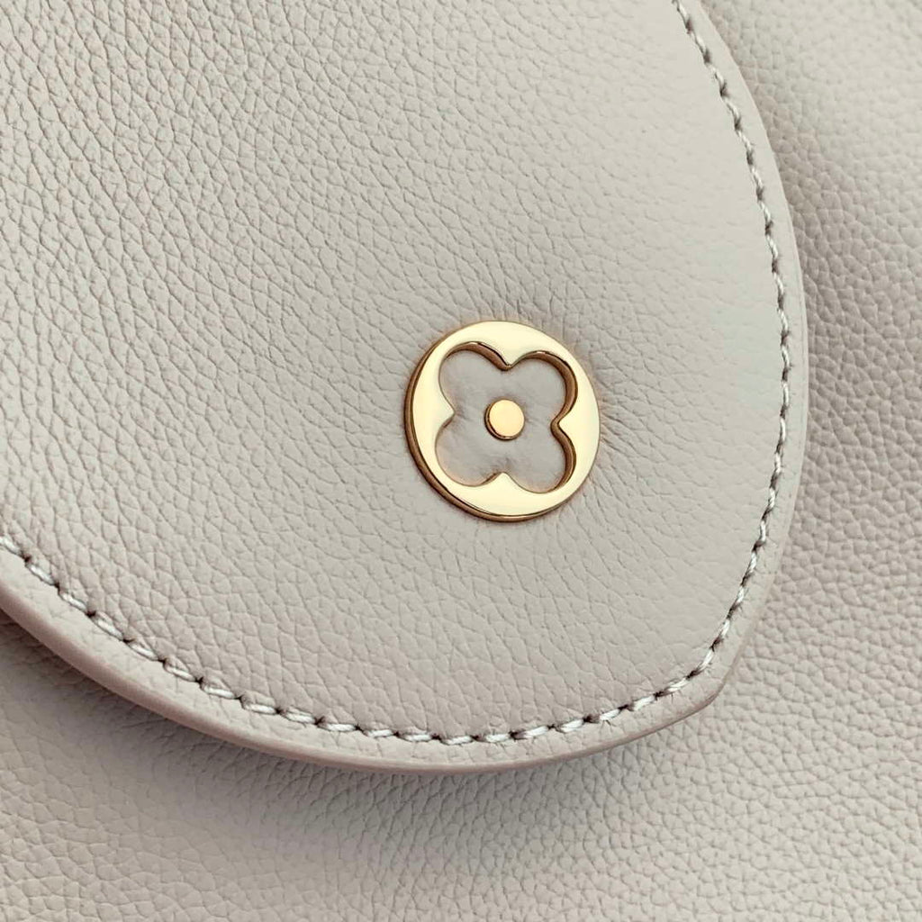 LV M12929 Louis Vuitton Capucines MM Souple Bag Greige
