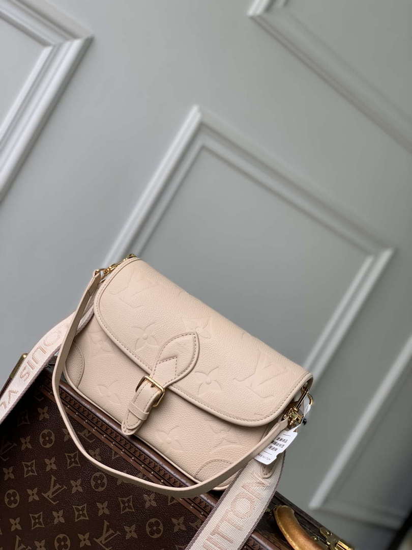 LV M13231 Louis Vuitton Diane Handbag Sand