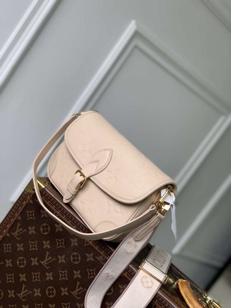 LV M13231 Louis Vuitton Diane Handbag Sand