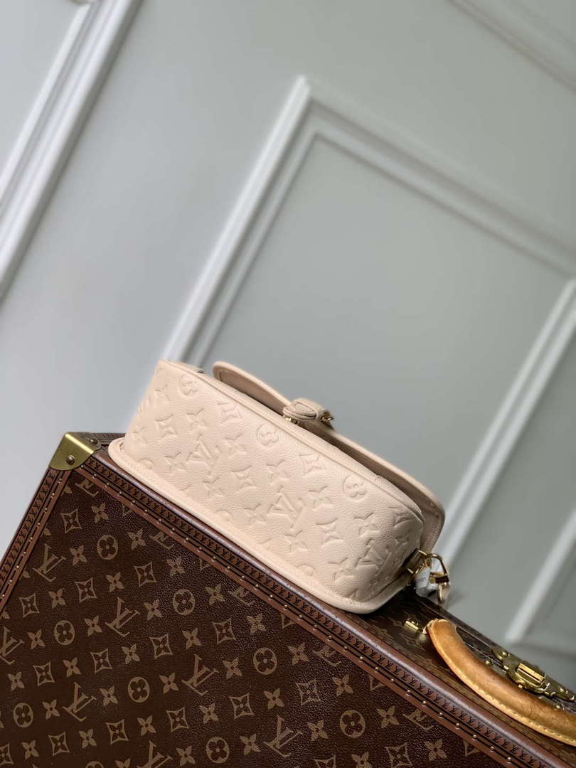 LV M13231 Louis Vuitton Diane Handbag Sand