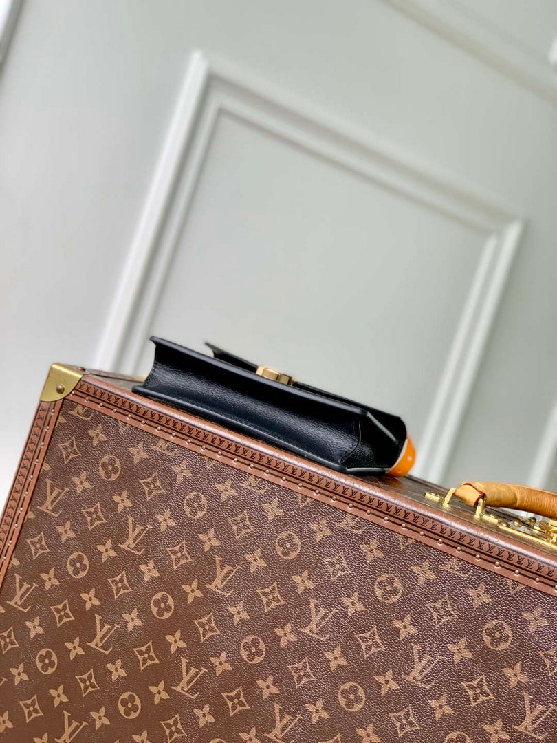 LV M13569 Louis Vuitton Wallet On Chain Rosy Bag Black