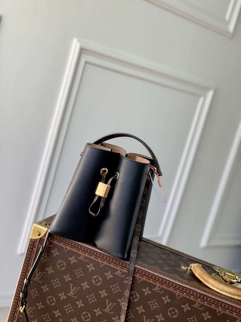 LV M13843 Louis Vuitton Bloom PM Calfskin leather Handbag Black