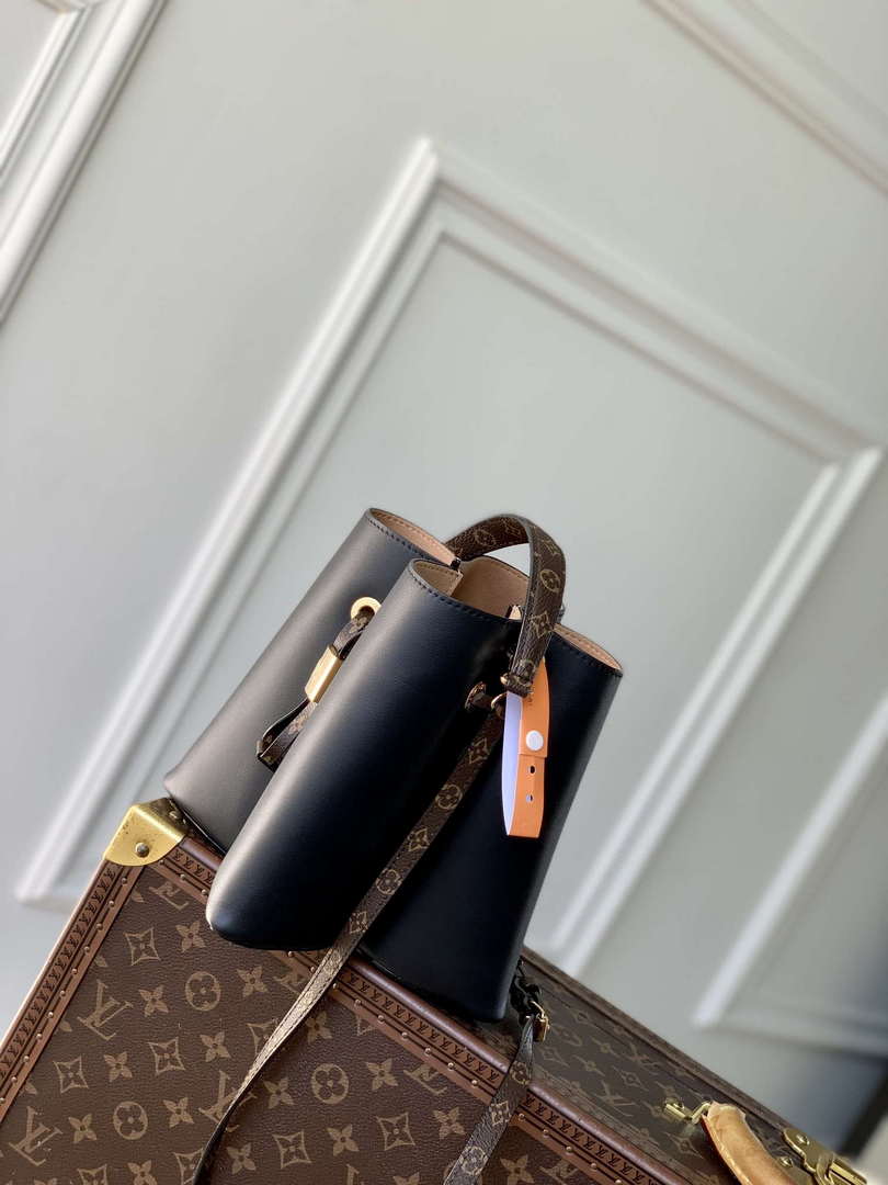 LV M13843 Louis Vuitton Bloom PM Calfskin leather Handbag Black