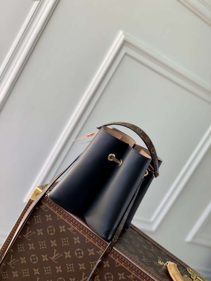LV M13843 Louis Vuitton Bloom PM Calfskin leather Handbag Black