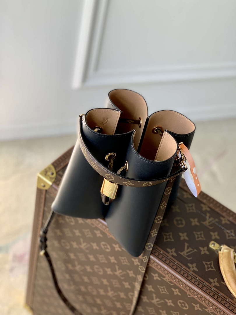LV M13843 Louis Vuitton Bloom PM Calfskin leather Handbag Black - Default Title - View 9