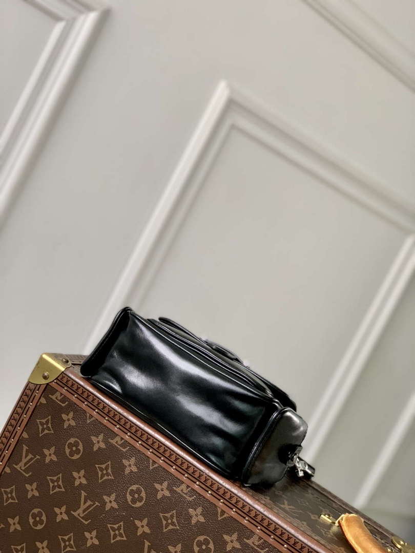 LV M13989 Louis Vuitton Cargo Wearable Wallet Black