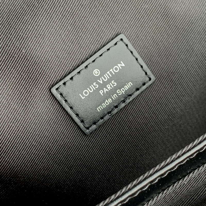 LV M13989 Louis Vuitton Cargo Wearable Wallet Black