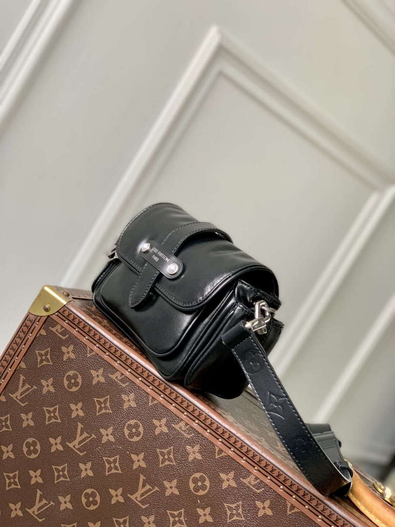 LV M13989 Louis Vuitton Cargo Wearable Wallet Black