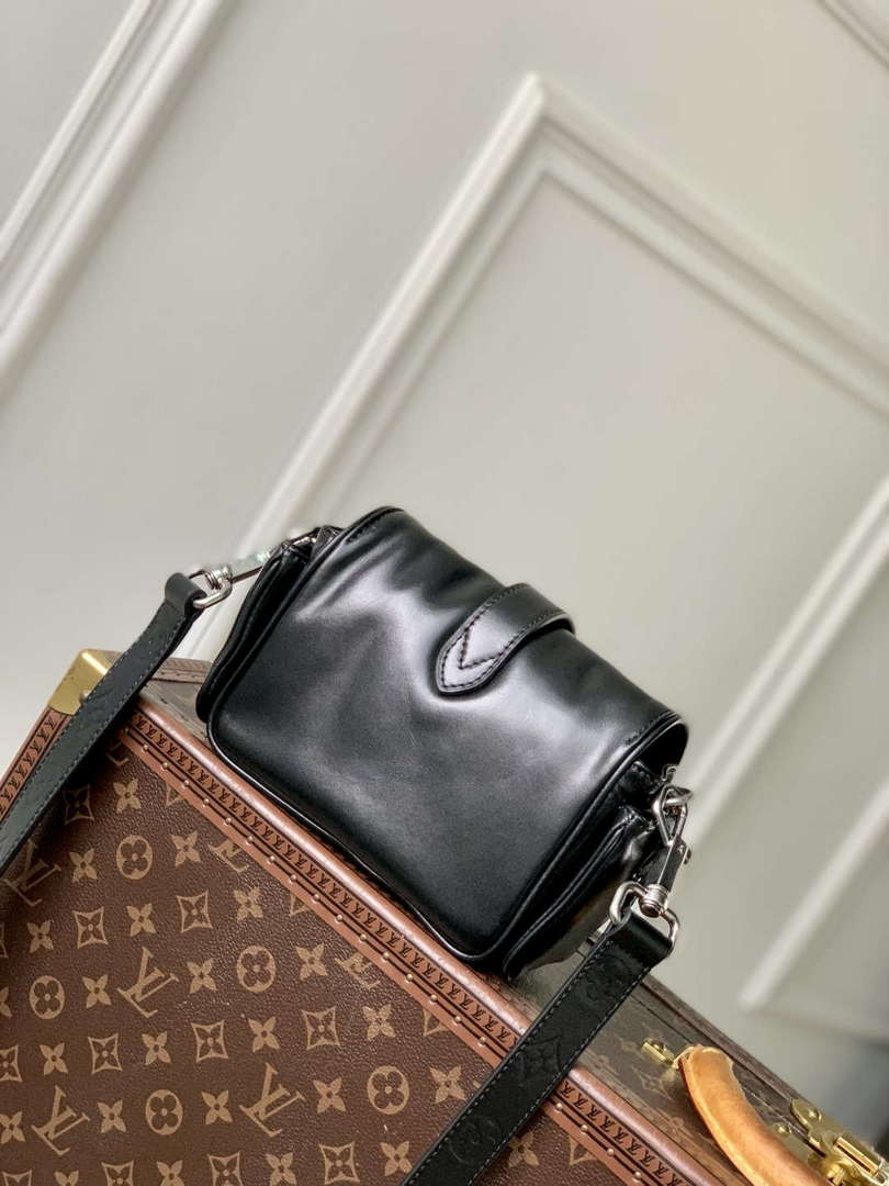 LV M13989 Louis Vuitton Cargo Wearable Wallet Black