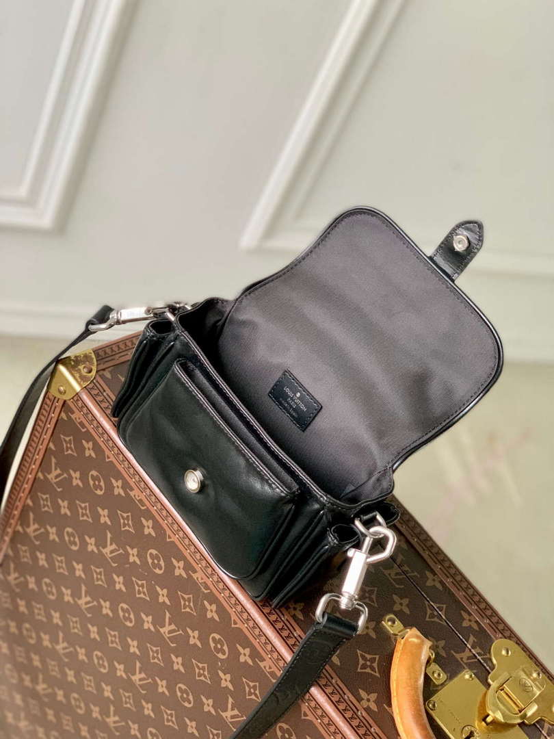 LV M13989 Louis Vuitton Cargo Wearable Wallet Black