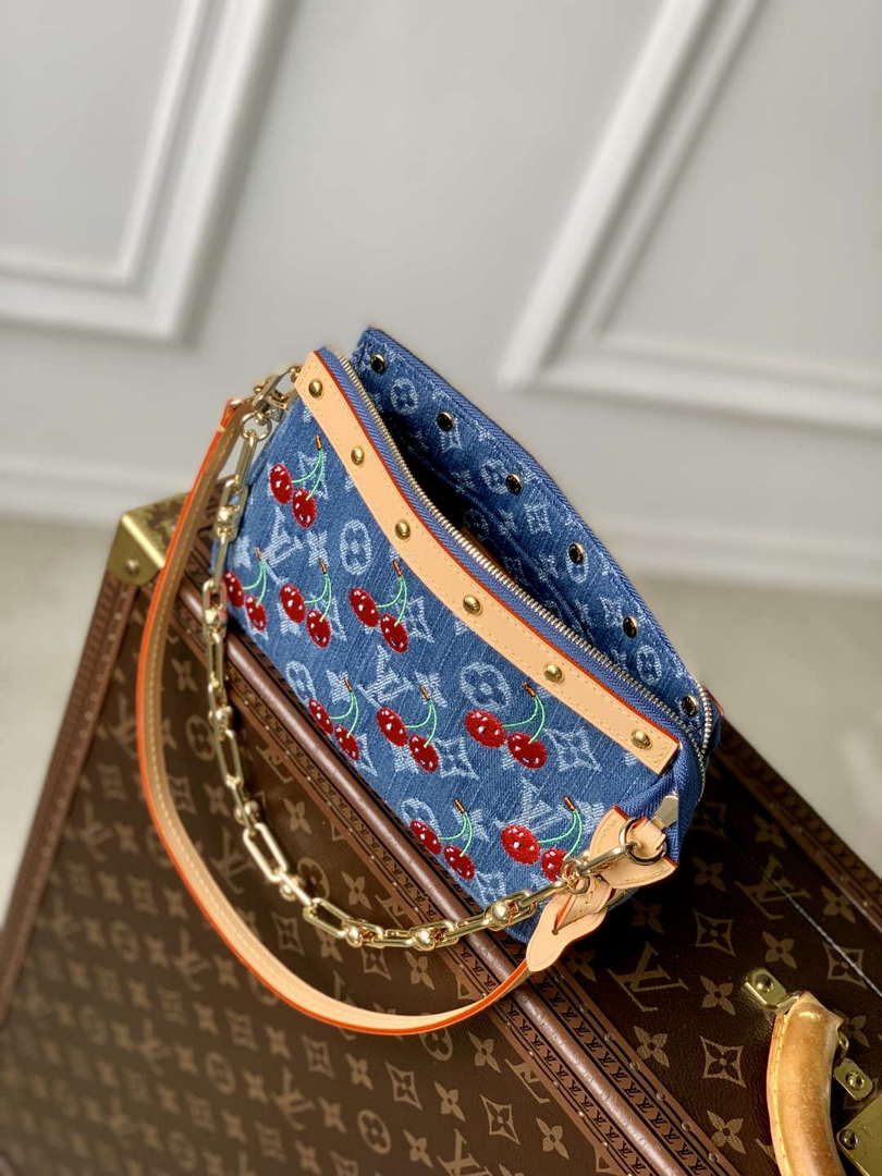 LV M13994 Louis Vuitton LV x TM Pochette Accessoires