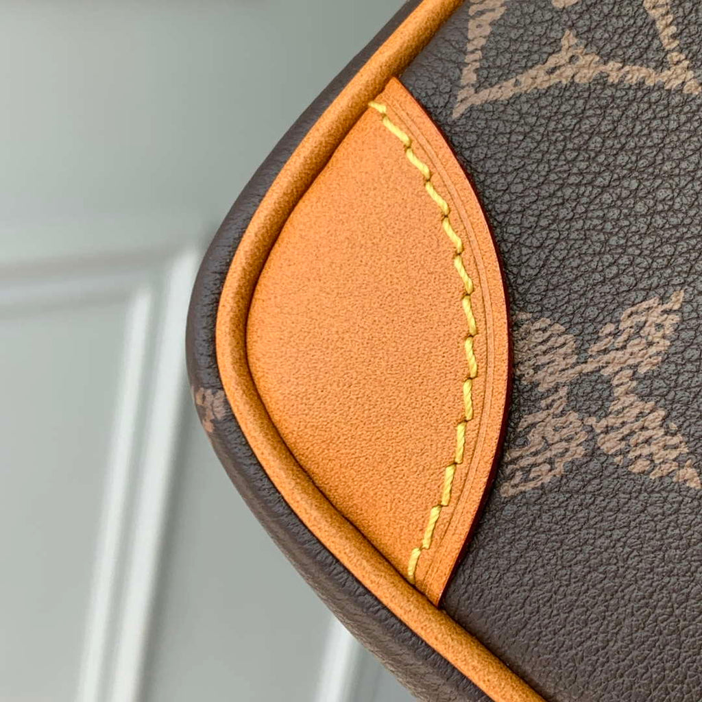 LV M14024 Louis Vuitton Amazone Cross-body Bag Monogram