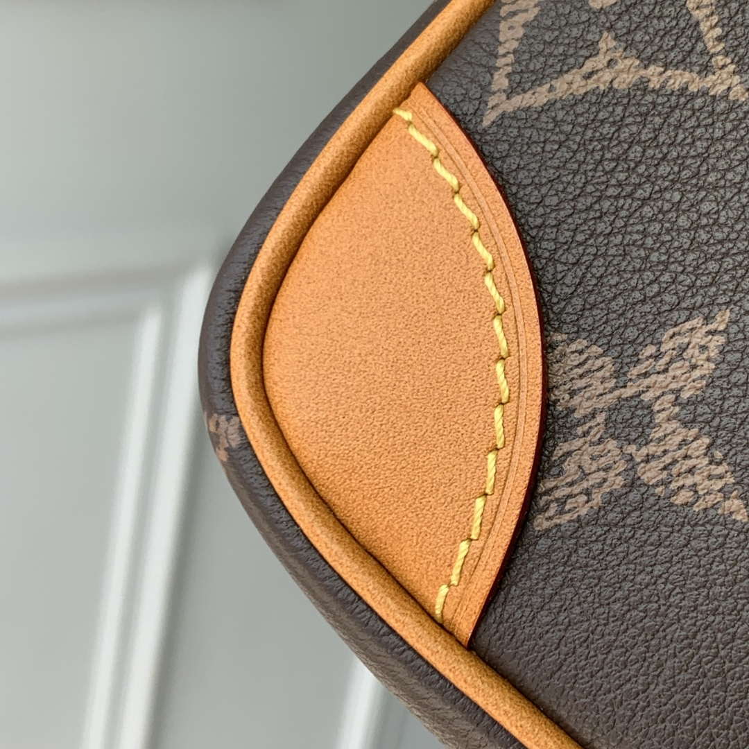 LV M14024 Louis Vuitton Amazone Cross-body Bag Monogram