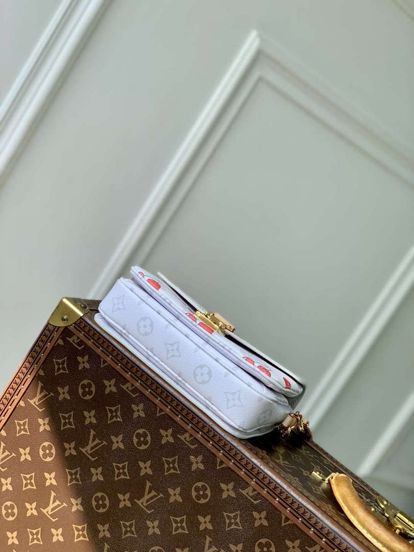 LV M14231 Louis Vuitton LV x TM Pochette M¨¦tis East West